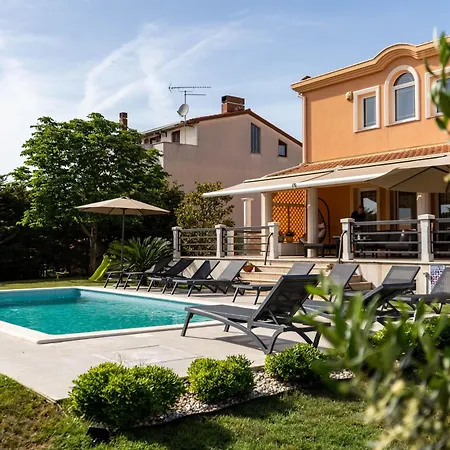 Prázdninový dům In Mit Privatem Pool Pula