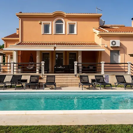 In Mit Privatem Pool Pula